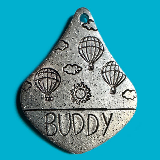 Medaglietta per cani incisa a mano a forma di goccia con fantasia incisa la tema mongolfiere