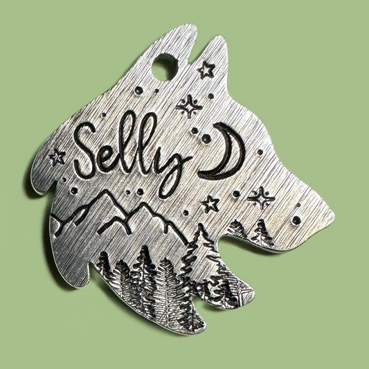 Medaglietta per cani: in alluminio, a forma di lupo, con fantasia a tema montagna e notte stellata con spicchio di luna.