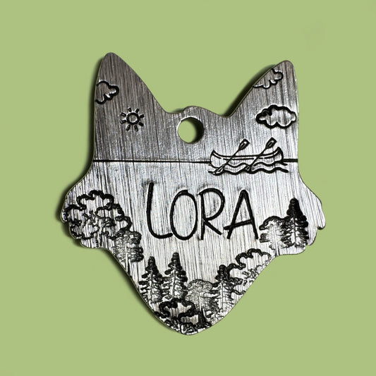 Medaglietta per cani incisa a mano a forma di volpe con fantasia incisa la tema lago