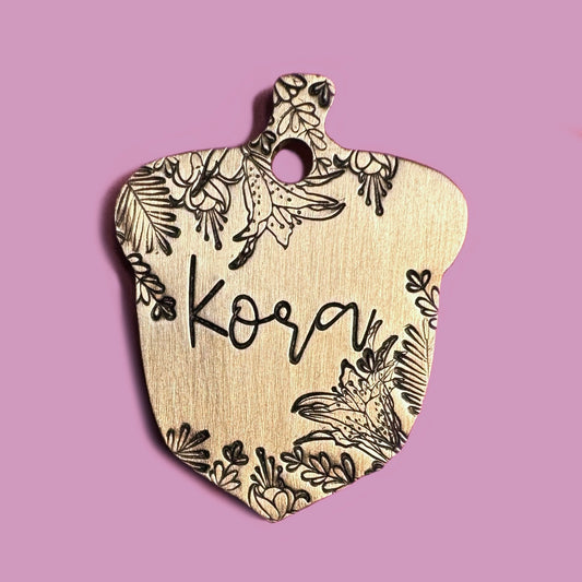 Medaglietta in ottone per cani incisa a mano a forma di ghianda con fantasia incisa la tema floreale